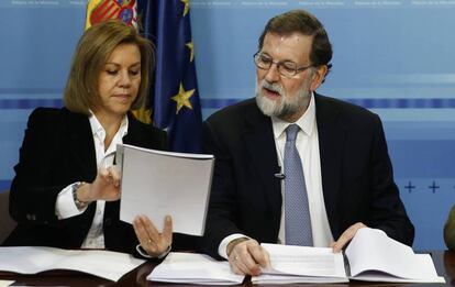 Rajoy y Cospedal, el domingo durante la videoconferencia con las tropas en misiones de paz