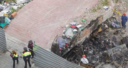 La rampa bajo la cual estaba la chabola en la que vivían cuatro personas que han muerto en un incendio en Barcelona.