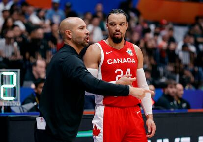 Jordi Fernández da instrucciones a Dillon Brooks.