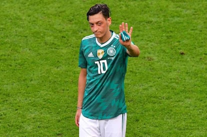 Mesut Ozil reacciona ante la afición.