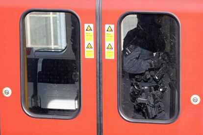 Un oficial de policía armado registra un vagón del metro de Londres tras la explosión de un artefacto en la estación de Parsons Green.