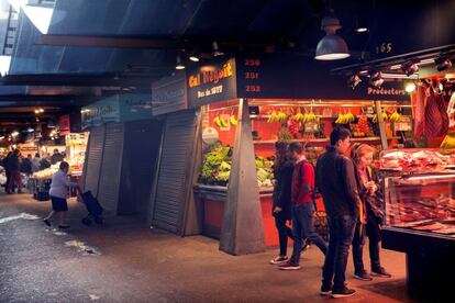 Vista del Mercado de la Boquería, con algunas paradas cerradas, pero funcionando con normalidad, durante la jornada de huelga general en Barcelona.