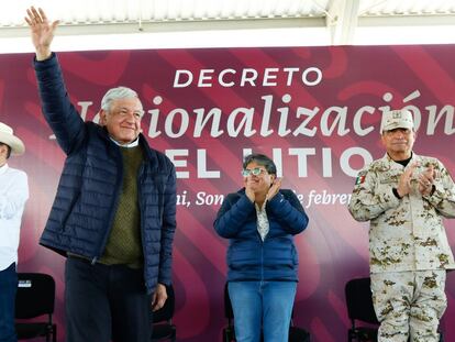 López Obrador en la firma del decreto de nacionalización del litio en Bacadéhuachi (Sonora), el 18 de febrero.