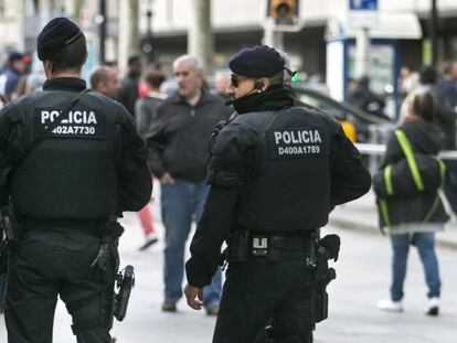 Dos mossos d'esquadra patrullando en Barcelona.
