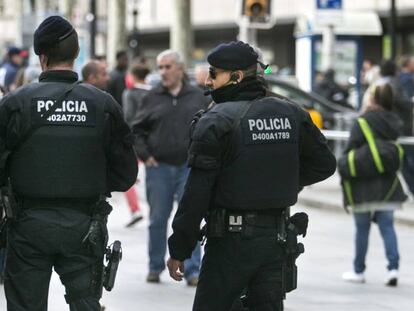 Dos mossos d'esquadra patrullant a Barcelona.