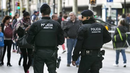 Dos mossos d'esquadra.