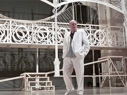 Dario Fo, premio Nobel de Literatura 1997, en los decorados que ha diseñado para 'La gazzetta'.