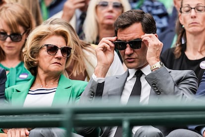 Hoy Roger Federer ya no disfruta de Wimbledon en la pista, un torneo que ha ganado hasta en ocho ocasiones. Ya retirado, este año el extenista suizo ha acudido como espectador en compañía de su madre, Lynette Federer.