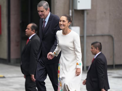 Claudia Sheinbaum y su esposo, Jesús María Tarriba, en su llegada a San Lázaro.