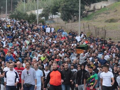 Una multitud acude al cementerio musulmán de Sidi Embarek (Ceuta), donde este martes ha sido enterrado Dris Amar, militar de 37 años, asesinado a tiros en la madrugada del lunes.