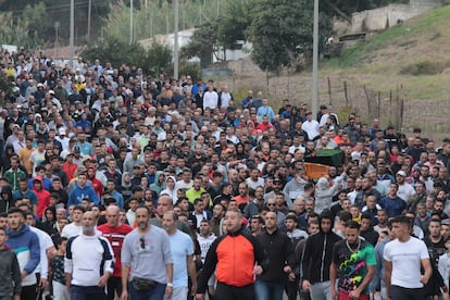 Una multitud acude al cementerio musulmán de Sidi Embarek (Ceuta), donde este martes ha sido enterrado Dris Amar, militar de 37 años, asesinado a tiros en la madrugada del lunes.