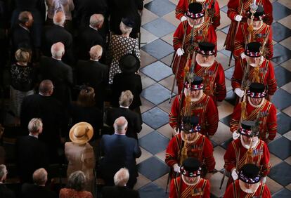 Los alabarderos de la Casa Real participan en un servicio en la Catedral de San Pablo, en Londres, para conmemorar el Centenario de la Orden del Imperio Británico.