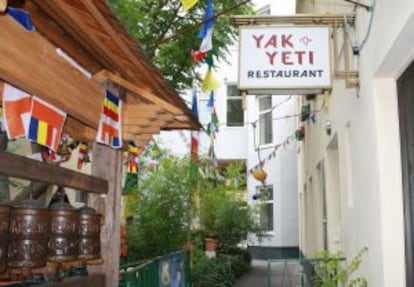 Cilindros de oración en la terraza del restaurante tibetano Yak and Yeti, en Viena.