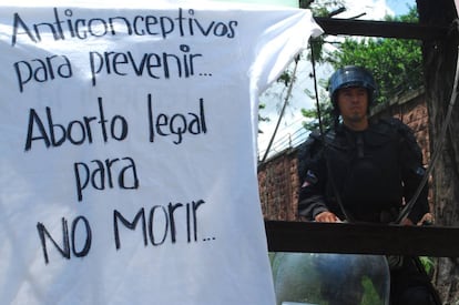 Cartel en El Salvador, en 2013.