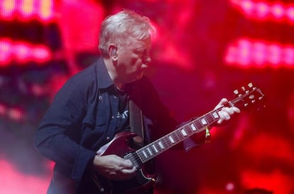 Bernard Sumner, de New Order, durante un concierto en Hyde Park, Londres. 