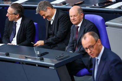 Friedrich Merz habla ante Joerg Kukies (ministro de Finanzas), Robert Habeck (ministro de Economía y Clima) y el canciller, Olaf Scholz, durante una sesión extraordinaria en el Bundestag, el jueves.