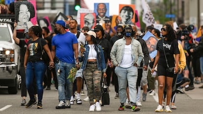 Un grupo de manifestantes en una marcha contra la violencia racista en Estados Unidos, en Minneapolis de 2021.