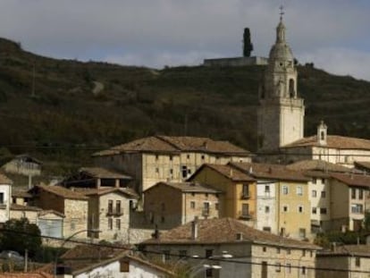 Vista general de la villa de Treviño, con la torre de la iglesia de San Pedro Apóstol en el centro.