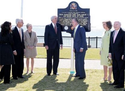 Don Juan Carlos y doña Sofía descubren una placa en su honor acompañados del alcalde de Pensacola y otras autoridades.