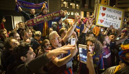 Aficionats del Barça, a Canaletes, celebrant la Lliga. 