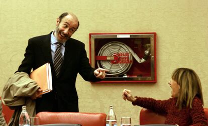 25 de enero de 2005. Begoña Lasagabaster (EA) y Alfredo Pérez Rubalcaba (PSOE), durante una reunión de la Diputación Permanente del Congreso, en la que se trató sobre el llamado "Plan Ibarretxe".