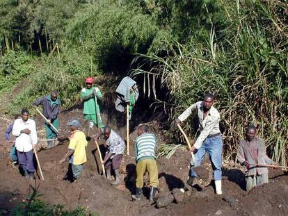 Un grupo de mineros extrae coltán en la zona de Masisi, al este de la República Democrática de Congo.