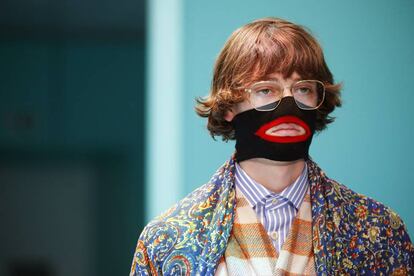 Un modelo del desfile de Gucci en la pasarela otoño / invierno 2018-2019 con el verdugo-bufanda que luego se ha aplicado a los jerseis retirados.