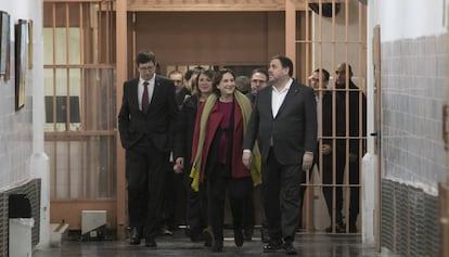 El conseller de Justícia, Carles Mundó (esquerra), amb Colau i Junqueras, a la Model.