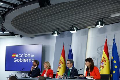 Desde la izquierda, los ministros de Cultura, Ernest Urtasun; Educación y portavoz del Ejecutivo, Pilar Alegría: Presidencia, Félix Bolaños, y Seguridad Social, Elma Saiz, este martes en la rueda de prensa posterior al Consejo de Ministros.