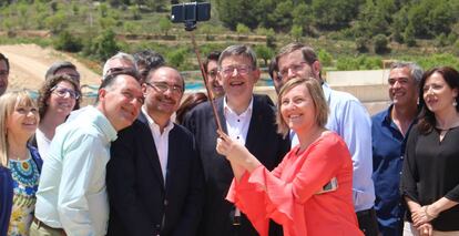 Ximo Puig y Javier Lamb&aacute;n durante su encuentro en la localidad de Monroyo (Teruel).