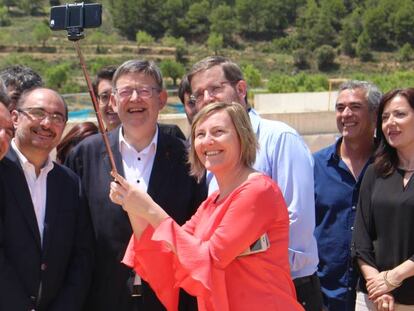 Ximo Puig y Javier Lamb&aacute;n durante su encuentro en la localidad de Monroyo (Teruel).