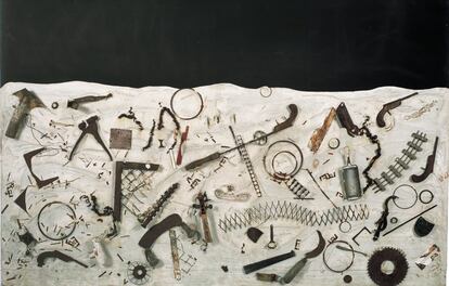 1959. Pintura, yeso y objetos diversos sobre contrachapado. 130 x 196 x 13 cm.