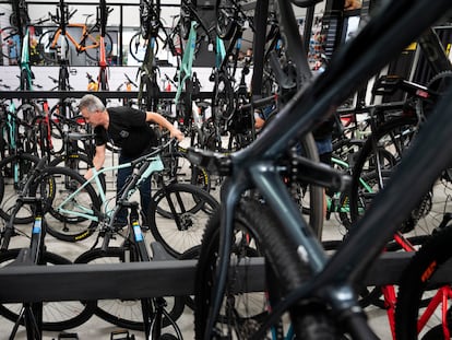 Ramón Medina, de Medina Bicicletas, una de las tiendas con más éxito en Barcelona, a principios de junio.