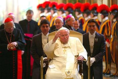 El Papa, durante la reunión celebrada ayer con los embajadores acreditados ante el Vaticano.