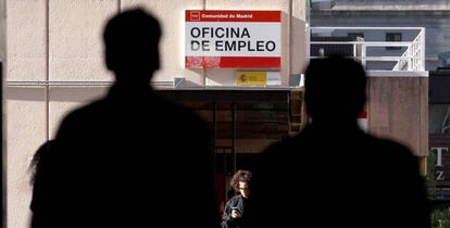 Varias personas, ante una Oficina de Empleo en Madrid.