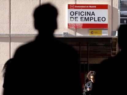 Varias personas, ante una Oficina de Empleo en Madrid. 