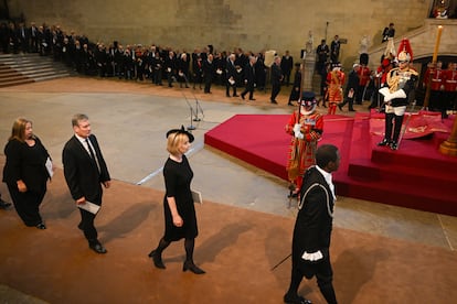 Keir Starmer, líder del Partido Laborista, y la Primera Ministra, Liz Truss, pasan junto al féretro de la reina Isabel II en Westminster Hall el 14 de septiembre de 2022 en Londres.
