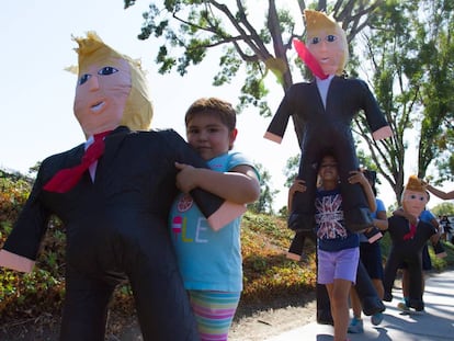 Hijas de inmigrantes y activistas protestan con piñatas con la figura de Donald Trump.