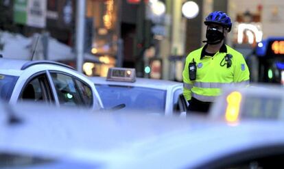 Un agente de movilidad, supervisando ayer el tr&aacute;fico en la capital.