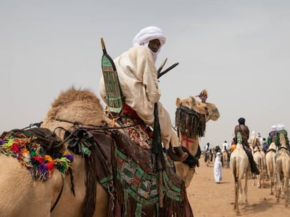 Um nómada vai ao festival de 'A cura salgada', no deserto de Níger.