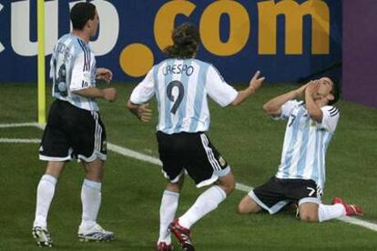 Saviola celebra su gol, el segundo de su selección, mientras Maxi Rodríguez y Crespo corren a felicitarle.