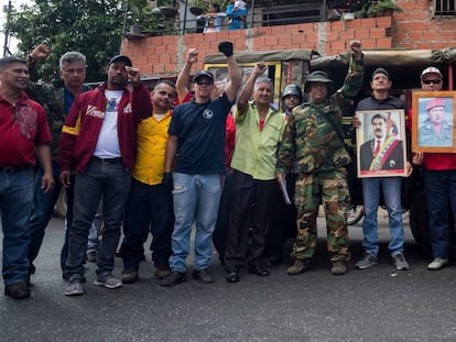 Seguidores de Nicolás Maduro posan durante una caravana de apoyo.