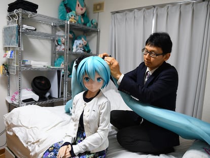 Akihiko Kondo con la muñeca de tamaño real que reproduce la imagen de Hatsune Miku, la cantante virtual con la que se casó en 2018.