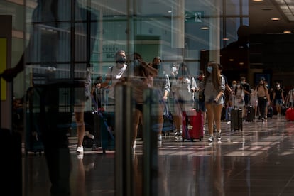 Varios pasajeros llegan al aeropuerto del Prat de Barcelona, este lunes.