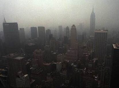 Vista de Manhattan, en Nueva York, envuelta en la contaminación.