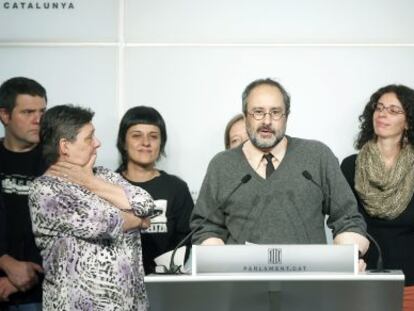 El l&iacute;der de la CUP, Antonio Ba&ntilde;os, junto a miembros del partido.