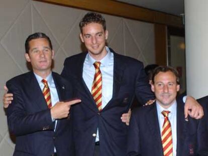 Iñaki Urdangarín, Paul Gasol y Fermín Cacho posan antes de las votaciones.