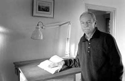 El escritor Eduardo Mendoza, fotografiado ayer en su estudio de Barcelona.