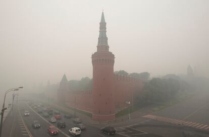 La fachada del Kremlin, vista a través del humo.