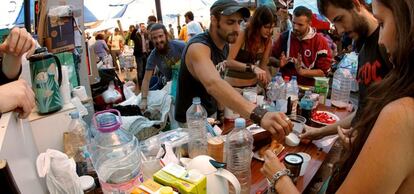  Comida en el campamento de Sol en Madrid (Kote Rodríguez, EFE)